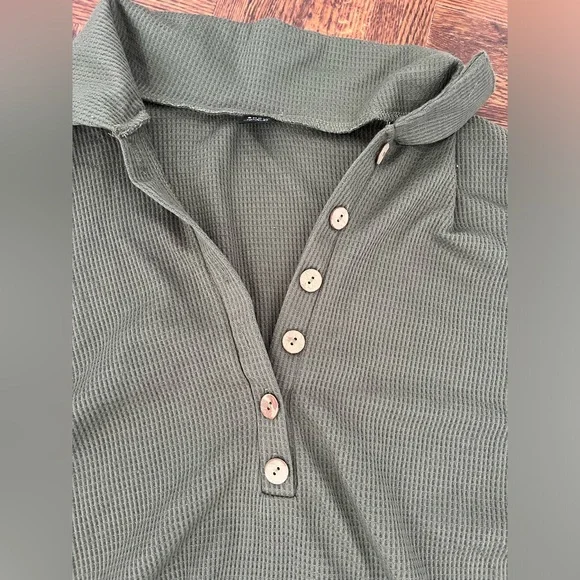 SHEIN long sleeve half button drop shoulder tee in army green size small - Picture 4 of 7